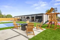 Fun Getaway: Pool, Jacuzzi, Games, 7BR, Stadium