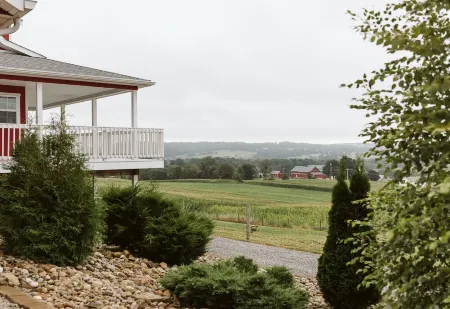 Wrap Around Decks w/Beautiful View & Hot Tub
