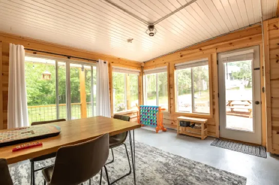 Cozy fireplace, indoor and outdoor games, records!