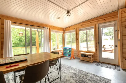 Cozy fireplace, indoor and outdoor games, records!