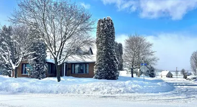 Downtown Boyne City Summer—Near Restaurants, Shops, Festivals & Peninsula Beach Hotels near Freshwater Art Gallery & Concert Venue