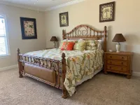 Sandy Paws:  Largest luxury end unit townhouse in Mariners Landing, Pet Friendly