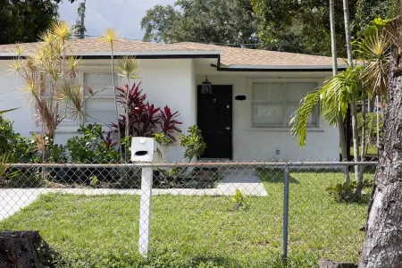 "Charming 2-Bedroom Home: 6 Min to Hollywood Beach"