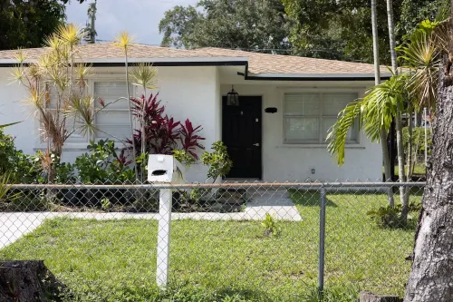 "Charming 2-Bedroom Home: 6 Min to Hollywood Beach"