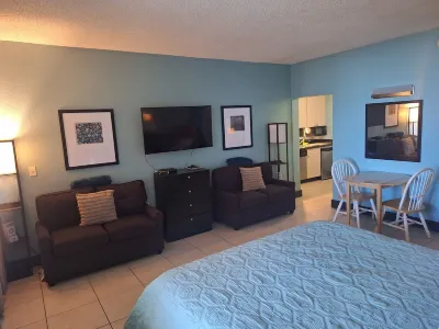 NICE! Great Reviews! Tampa Bay Beach condo with FULL kitchen, Veteran owned