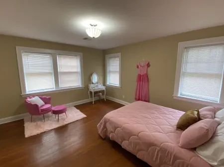 Perfect for large families and groups, located walking distance to Downtown