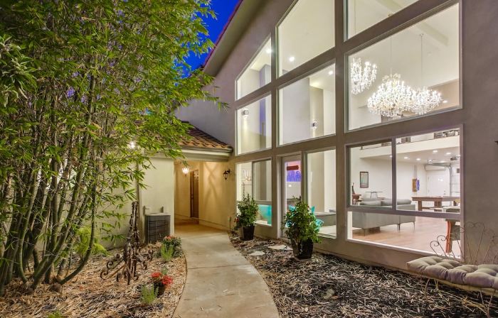 Private Villa with Infinity Pool and Game Room