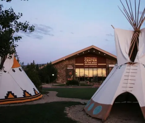 Downtown Cody!!! Bobbi's Bunkhouse B