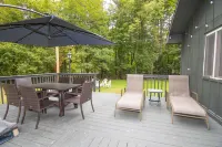 Adirondack 4bed 2bath Cottage close to the village with Hot Tub Hotels in Lake George