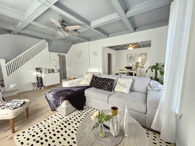 Charming, luxe, modern home near Naval base, Six flags, Casino, Gurnee Mills 沃基根Metra火車站附近的飯店