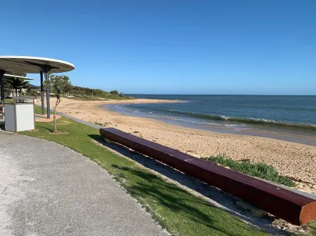 Beach House 100m from Falcon Bay Отели в г. Мандурах