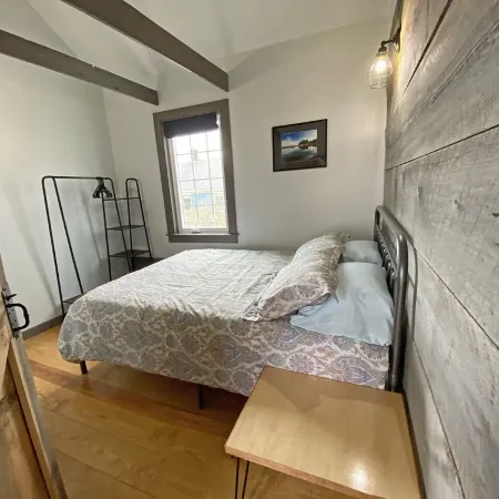Cozy 2BR with Rustic Decor Near Downtown
