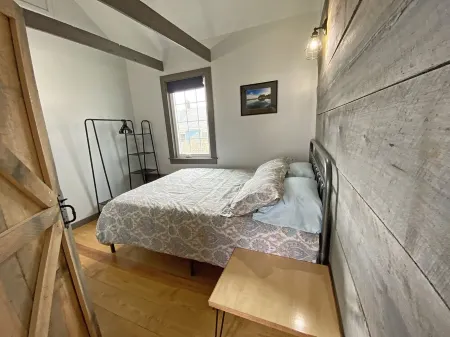 Cozy 2BR with Rustic Decor Near Downtown Отели в г. Waldo County