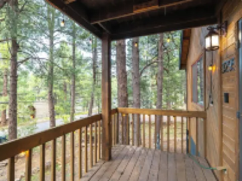 Delightful 3-bedroom house in charming Flagstaff w/King Size Bed & Gas Log Stove 卡馳納山莊酒店