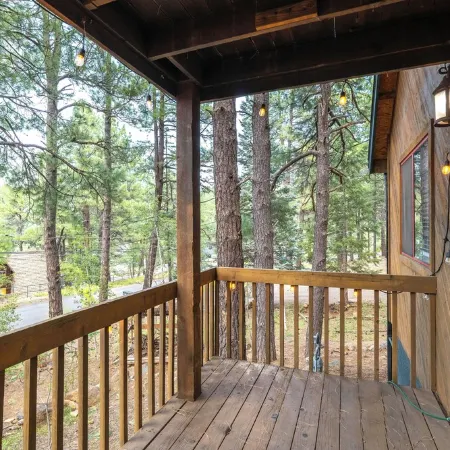 Delightful 3-bedroom house in charming Flagstaff w/King Size Bed & Gas Log Stove