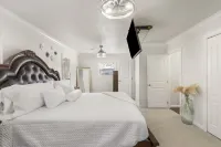 Gameroom/Theatre room-7 Tv's-6 Beds-Spacious Kitchen-Air Hockey-PingPong-Arcade