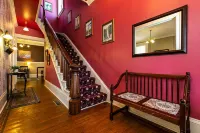 Charming Historic 4 Bedroom with Hot Tub 더뷰크 호텔