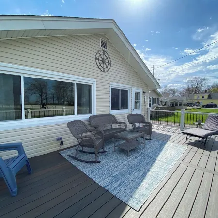 Cozy cottage with lake view! 20 min from Cedar Point, Kalahari, & Sports Force!