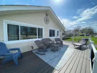 Cozy cottage with lake view! 20 min from Cedar Point, Kalahari, & Sports Force!