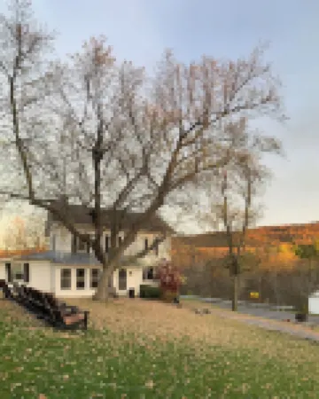 4-bedroom farm house in Coburn with WiFi on beautiful 100 acre.