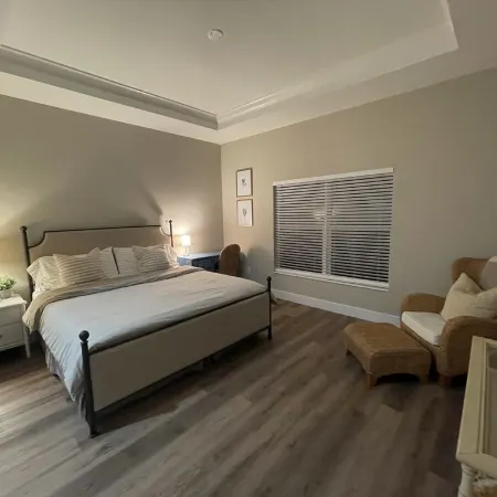 Discount for 30+day stays, fast Wi-Fi, work desk! Pet friendly! Close to beaches