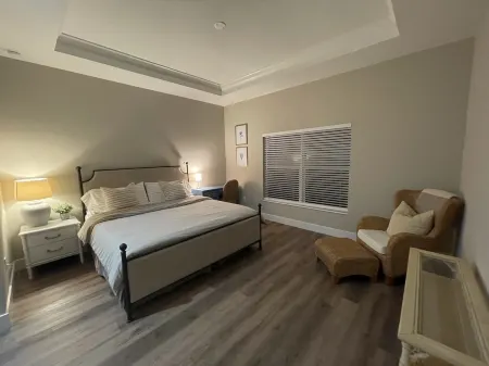 Discount for 30+day stays, fast Wi-Fi, work desk! Pet friendly! Close to beaches Отели рядом с достопримечательностью «Venice Myakka River Park»