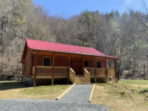 New 2/2 Log Cabin, Rushing Trout Stream, Hot Tub, Fireplace, 8 acres, WiFi