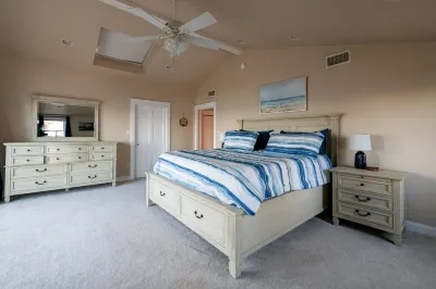 Beautiful, Spacious, Beachfront Home - Perfect for Entertaining Family & Friends Отели рядом с достопримечательностью «Йель Запад Кампус»