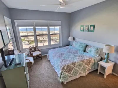 Gorgeous 2 Bedroom Beachfront condo. Direct Gulf  views, top floor & pools!