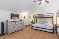 3 BR, 3 Bath sleeps 10.  Next to Giant Steps Lodge.  Ski in/out Hotel dekat Brian Head Resort
