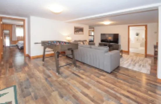 Rustic Luxury with Hot Tub and Spa Room! Large 4 Bedroom 2 Bath, Sleeps 12!