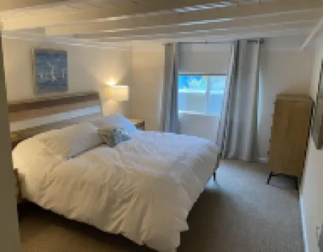 Beach House, 1 block to beach, walk to town, great outdoor space