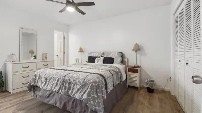 Short walk to the White Sandy Beaches of the Gulf Coast Blue Gravity附近的飯店