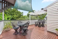 A Colourful Life! 4Bed/2.5Bath/1Car ~ Queenslander