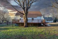 The Cotton Mill Cottage - charming 2 bedroom blocks from downtown Simpsonville Hotels in Simpsonville