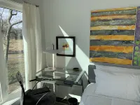 Cinderella’s Guest House Hotels near Blue Grass Airport