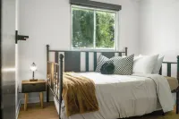 The Rosie Roots - Cozy Pet Friendly House Hotels near Garden Center at The Home Depot