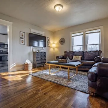 Lovely DOWNTOWN CODY: Salsbury Corner Cottage