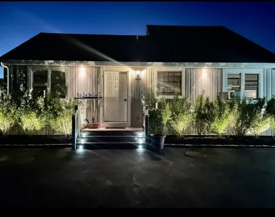 Water Front Beach House w/ Private Beach with 3 Bedrooms/2 Bathrooms/Large Deck