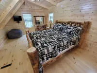 Secluded, beautiful cabin with hot tub and fire pit in heart of Hocking Valley!