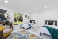 Paradise Escape: Luxe Pool 7BR Villa -10 Min to Beach & DT - 3900ft2 -PickelBall