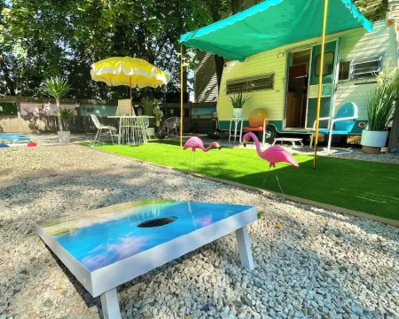 Vintage Glamper Oasis in Downtown Dover, walk to downtown and Henry Law Park ドーバーのホテル