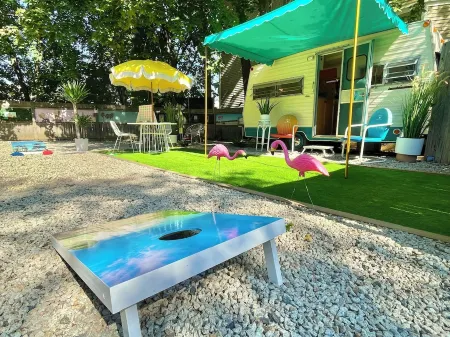 Vintage Glamper Oasis in Downtown Dover, walk to downtown and Henry Law Park Отели в г. Довер