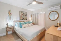 Casa Palma Key Largo Vacation Rental, Golf Cart, Kayaks, Pools, Beach, 2 Kings