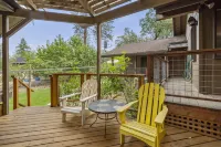 Rogue River frontage: private deck & hot tub, exciting interior, river dock, FUN