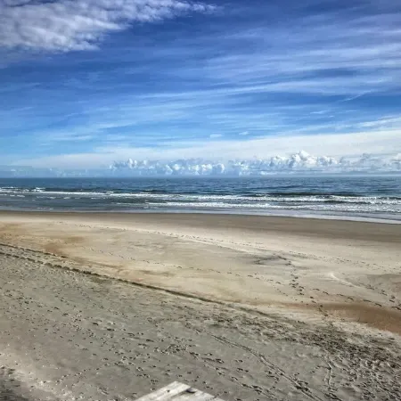 Quiet Island Hideaway with private beach access/pool, near shops and food.