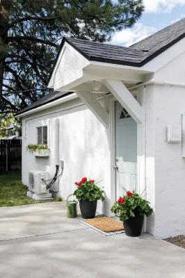 Charming Cottage on the Boise Bench. Minutes from downtown, BSU & the airport. Hotels near Boise State University