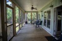 Lake Therapy, Cottage on the Water with Wifi!