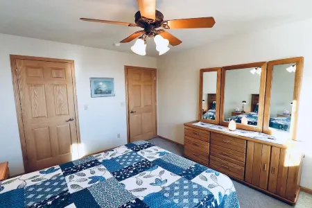 Lakeview Condo: Downtown Bayfield, Beach, Deck