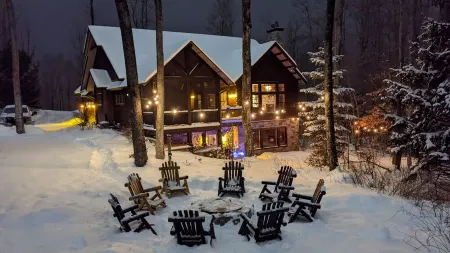 Idlewood Cabin: True Ski-in/out house w/hot tub, Pet Friendly!